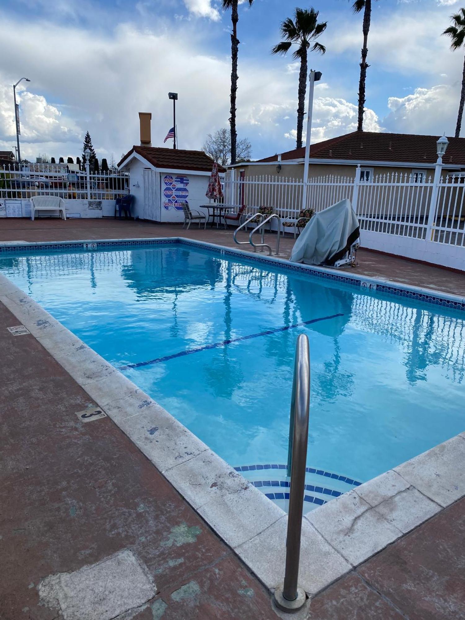 Holiday Motel Окдейл Экстерьер фото