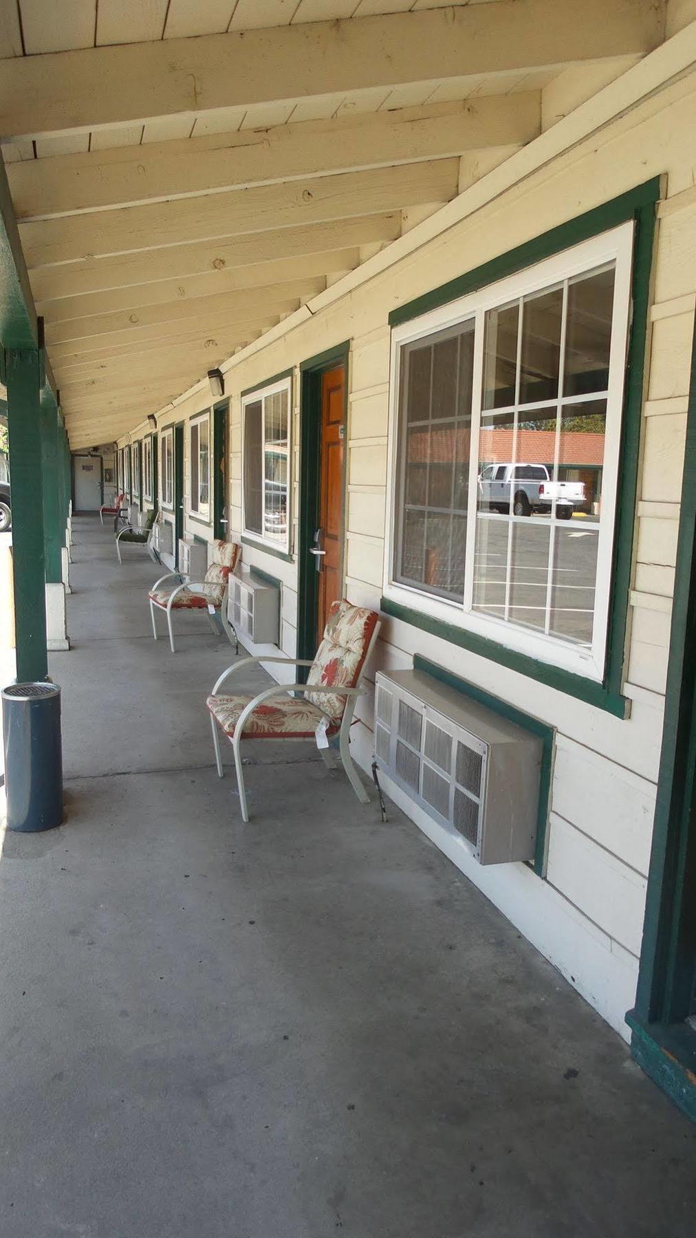 Holiday Motel Окдейл Экстерьер фото